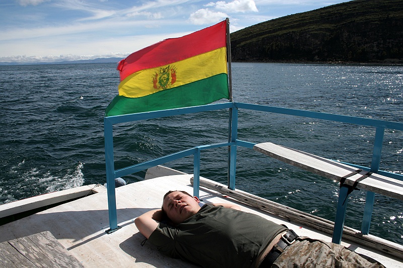 Rafal i Beatka_super-48.JPG - A to już Boliwia. Płyniemy sobie pod boliwijską banderą na Wyspę Słońca gdzie narodził się pierwszy Inka. Wierzymy bez zastrzeżeń bo dlaczego i nie wierzyć? (Zdjęcie: Beatka i Rafał)